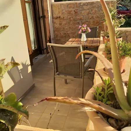 Apartmán Elezar Néon Oítilon