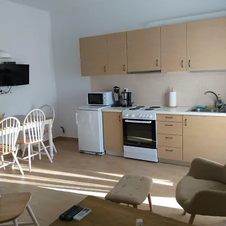 Elezar Apartmán Néon Oítilon