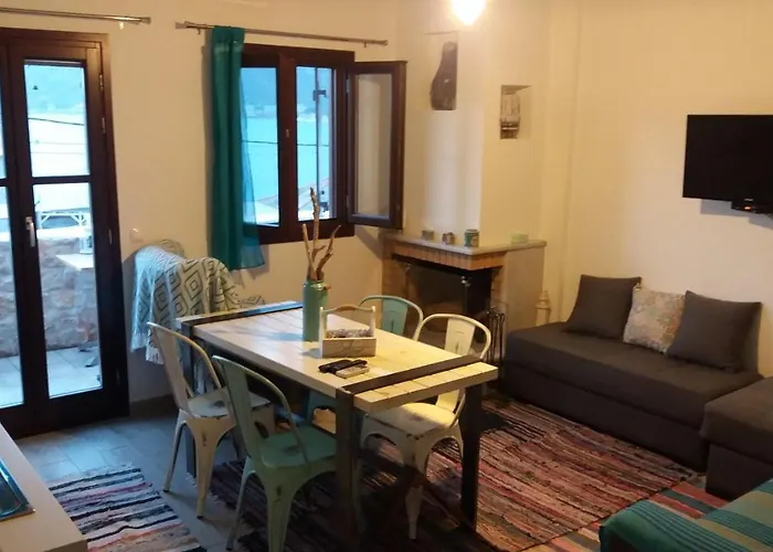 Elezar Apartmán Néon Oítilon
