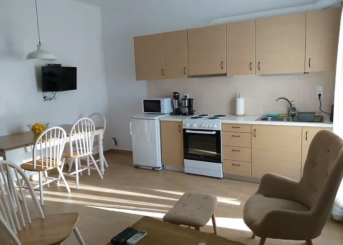 Elezar Apartmán Néon Oítilon