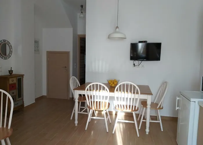 Elezar Apartmán Néon Oítilon