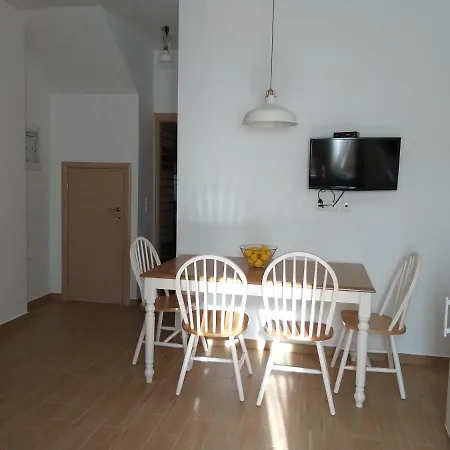 Elezar Appartement Néon Oítilon