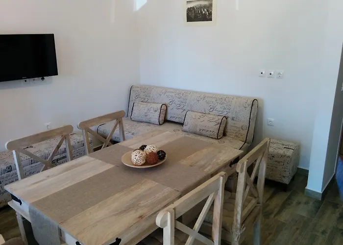 Elezar Νεόν Οίτιλον